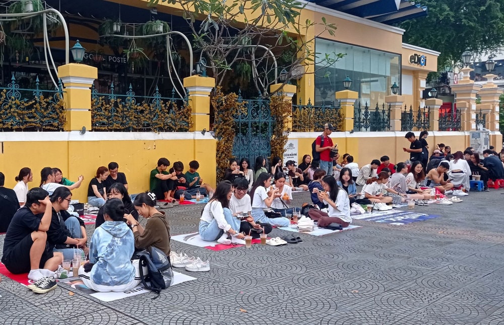The “Ca phe bet” culture creates a warm and lively atmosphere in the heart of the city